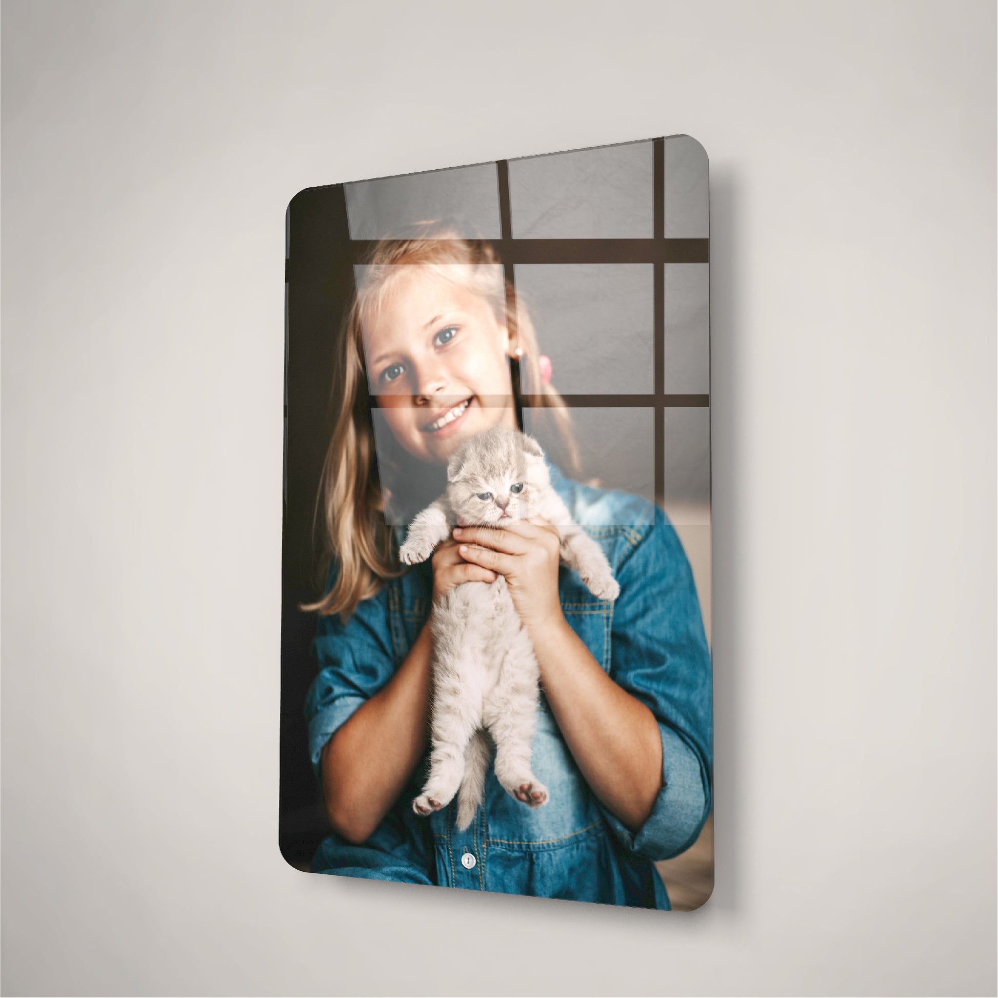 Personalized real glass birthday photo frame, perfect for unforgettable celebrations. Close-up of ultra-thin glass with rounded edges.